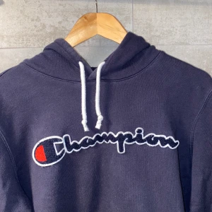 Champion rochester hoodie marinblå - Marinblå hoodie från champion, säljs pga ingen användning💙