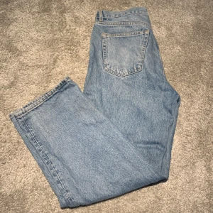 Weekday jeans Galaxy 27/30 - Ett par snygga Weekday modell Galaxy, baggy. Stl 27/30. Bra skick.