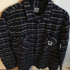 Polar Skate Co Skjorta  - Cool Flanellskjorta från Polar skate Co  För stor för mig. Storlek L. Helt ny. Pass på!