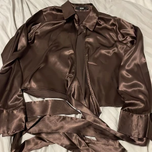 Topp - Säljer topp från bikbok med knyt, satin material 