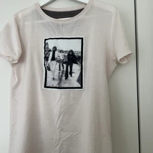 Limitato t-shirt - Köpt för två år sedan och används inte längre. Ett litet hål finns som synes på bild 2 under vänster arm