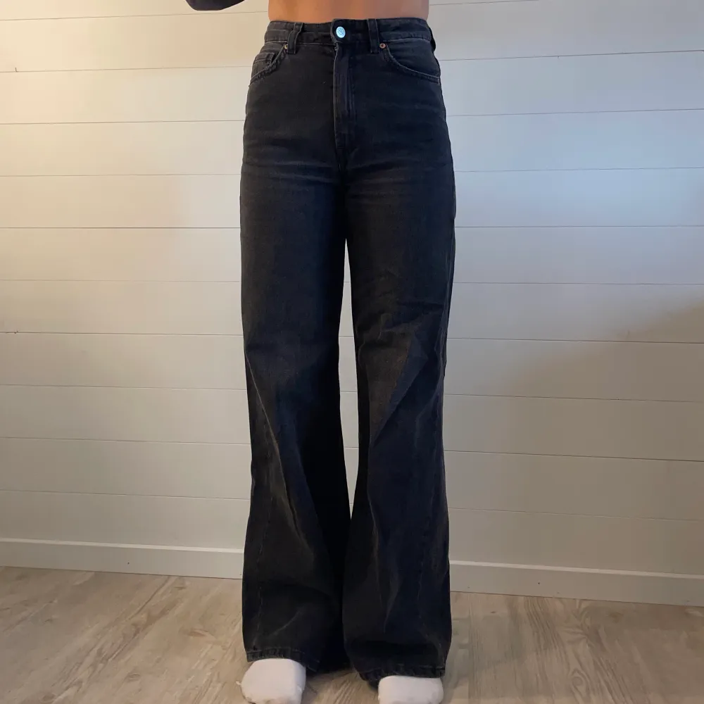 Svarta, vida jeans från Hm i stl 34!! Fint skick och nästan aldrig använda🥳. Jeans & Byxor.