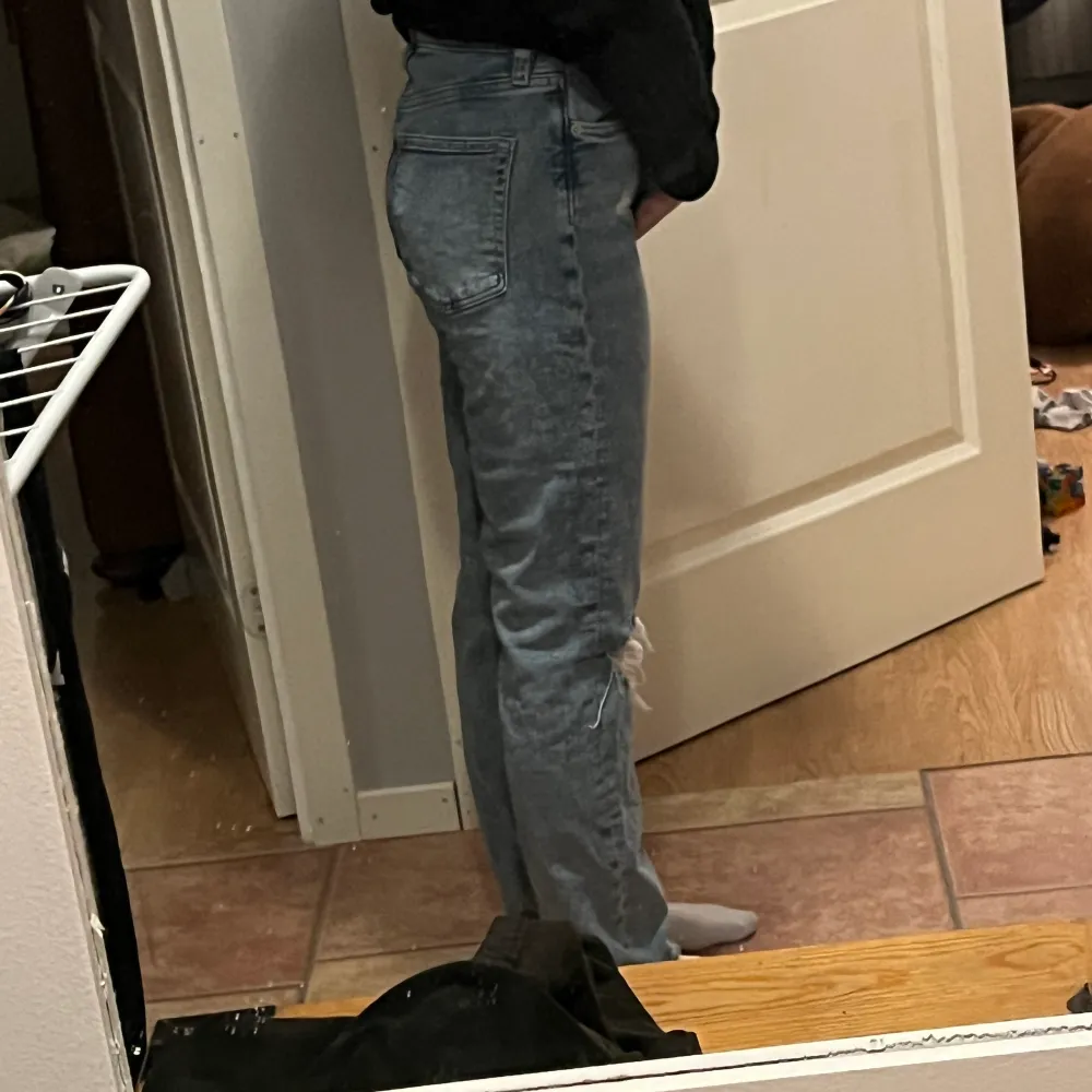 Jeans med hål i från H&M köpte förra året. Det är knappar och inte en dragkedja:) mom jeans smalare i midjan. fint skick skriv vid frågor och intresse💗. Jeans & Byxor.