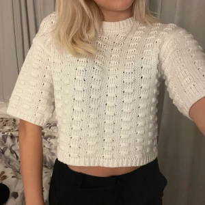 Trekvartsärmad tröja - Jättefin stickad trekvartsärmad tröja i jättefint skick från NA-KD. Storlek XXS men passar mig som är en S. Köp direkt för 220kr💕köparen står för frakten