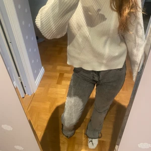 Jeans - Snygga jeans med slits från Zara! Säljer pga flytt🫶🏼