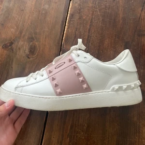 Valentino skor  - Valentino skor i väldigt bra skick, äkthetsbevis som kvitto och original box finns, även extra snören och nitar osv