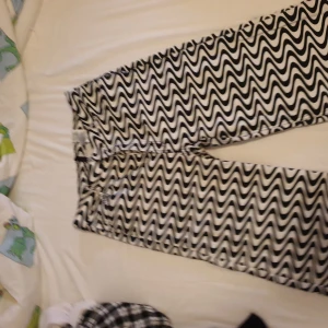 High-waisted mönstrade jeans i twill-typ - jeansen är högmidjade och långa i benen