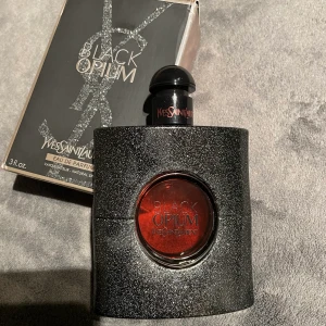 Parfym  - Säljer min black opium parfym då den inte kommer till användning, endast testat några sprut, 95% procent är kvar. Säljer den billig eftersom vill bli av med den har fler andra parfymer. Kan gå ner i priset om det snabb affär