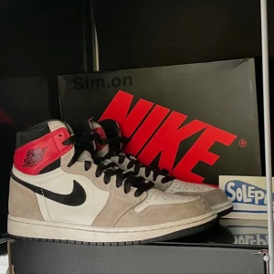 Jordan 1 high smoke grey  - 💨Jordan 1 high smoke grey💨💜Bra skick💜🎸Box, extra skosnören, soul plus klistermärke och orderbekräftelse ingår🎸 ✅För frågor eller fler bilder så är det bara att kontakta mig ✅📦Kan fraktas eller mötas upp i Stockholm 📦🦋Pris kan diskuteras vid snabb affär🦋