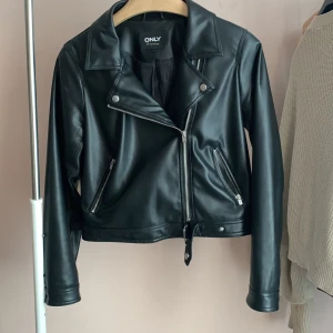 Skinnjacka ONLY - Jag har haft den här jackan i 3 månader nu, har ej använt den så mycket. Man kan nästan säga att dem är ny. Den är i storlek L.  Originalpris: 500 kr