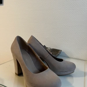 Pumps 9 cm - Pumps från dinsko i storlek 36. Beige/smutsrosa färg. Använda 1 gång! Klacken är 9 cm.