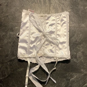 Korsett vit - Jätte fin korsett aldrig använd❤️