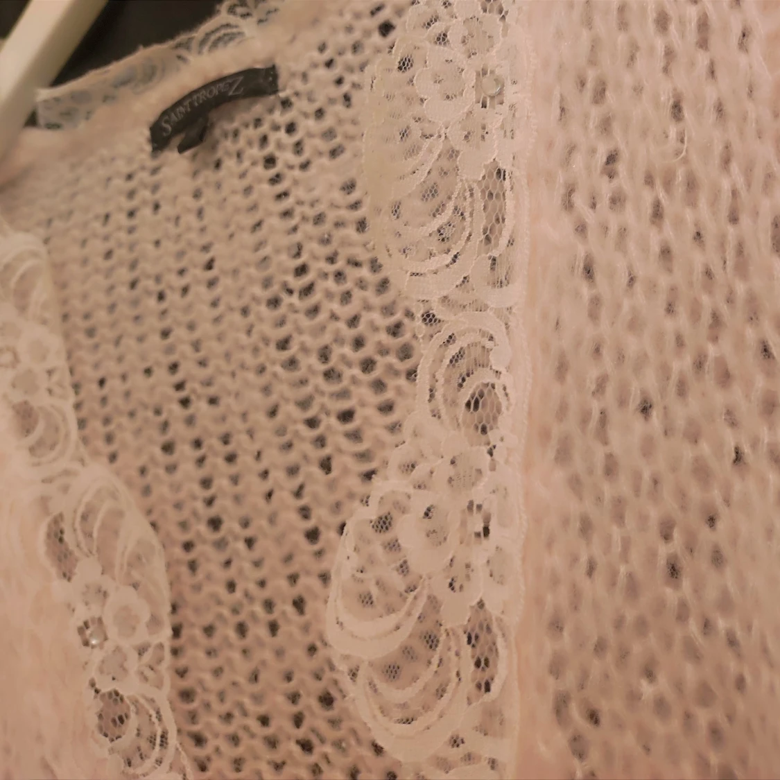 Söt kofta med spets och bling