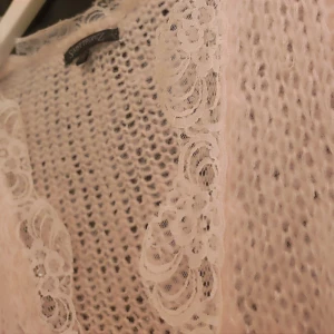 Söt kofta med spets och bling - Söt kofta som knappt andvänd.  Stl small i ljusrosa.  Kan skickas om köparen betalar frakt. 