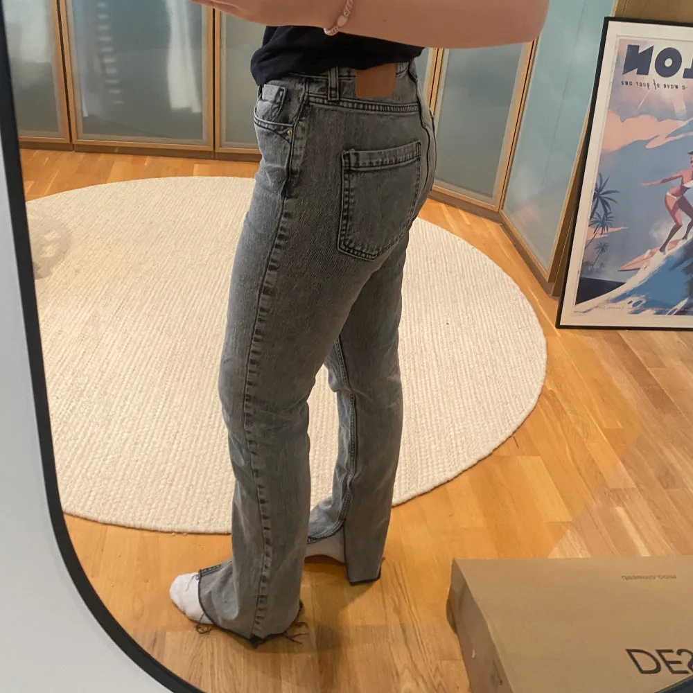 Gråa jeans från zara med slits, mid/high waist, ganska små i storleken!💛. Jeans & Byxor.