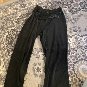 Gina tricot Cecilia velour ❤️ - Jätte fina trendiga mjukisbyxor från Gina tricot! Det finns en liten nagellims fläck på låret men syns inte och det går nog bort men därav priset❤️  säljs på grund av ingen användning! Strl XXS och passar xs 