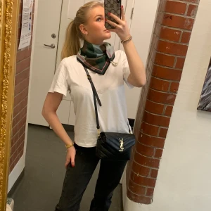 Ysl väska - Säljer min YSL väska då jag ej använder den längre, den är i väldigt fint skick. Köptes second hand i januari så vet ej hur det är kring äktheten, därav priset. Pris kan diskuteras vid snabb affär