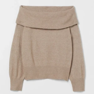 Stickat offshoulder tröja från hm - Använt 3 gånger, i bra skick inga skador/fläckar. Säljer för 100kr. 200kr i nypris. Pris kan diskuteras vid snabbaffär. Säljer därav att off shoulder är inte något jag använder längre.