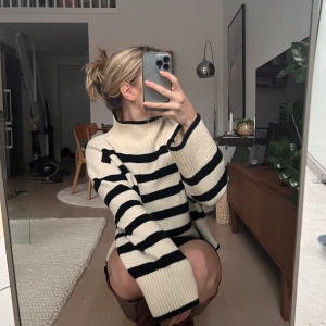 Stickad tröja - Intressekoll på min stickade tröja från other stories. En oversized S. Jag är vanligtvis S-M och är 168 cm. Ullblandning. Nypris 990.🖤 FINNS KVAR så fråga inte❣️