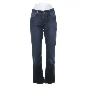 Så snygga lågmidjade jeans från Authentic. Köpta secondhand men knappt använda och mycket bra skick🤍