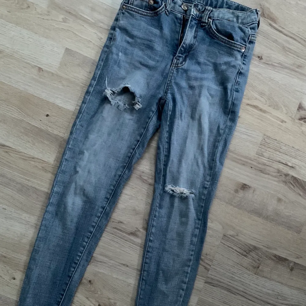 Fina jeans som tyvärr inte kommer till användning nåmer. De är i storlek s men tycker snarare dom passar en xs. . Jeans & Byxor.