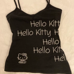 Hello kitty linne - Super gulligt hello kitty linne som tyvärr inte kommer till så mycket användning längre💕Det står inte vilken storlek den är i men jag skulle gissa på S eller M