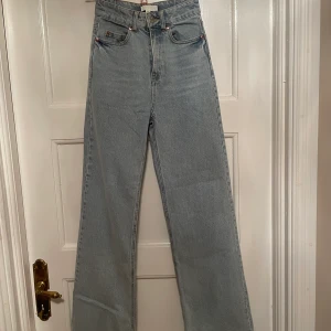 Höga jeans - Jeans med hög midja och vida ben. Använt 1 gång. 