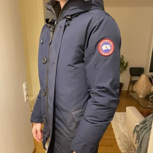 Canada goose  - En canada goose jacka i färgen Navy, tyvärr är pälsen inte funnen men om det verkligen önskas ska den nog gå att hitta nånstans. Säljer för 3500