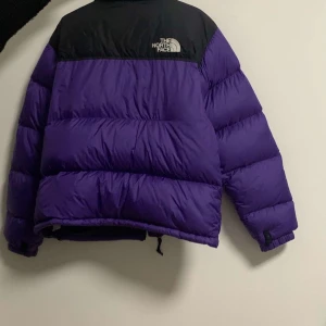 North face jacka  - Säljer en north face jacka. Finns två små hål på vardera ärm men inget man lägger märke till.  Föreslå gärna ett rimligt pris.
