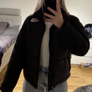 North face jacka  - Jättefin dunjacka från the north face i mycket bra skick! Säljer då jag vill köpa en annan vinterjacka.
