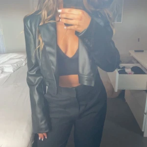 Croppad skinnjacka  - En croppad skinnjacka blazer köpt för 3 månader sen och använd en gång. Säljer den för den inte kommer till användning 