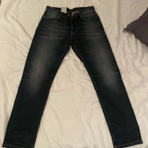 Jeans - Säljer dessa nudie jeans, W30 L30 herrstorlek! På dam blir det raka low waist i modell, funkar lika bra!  Jeansen är oanvända i nyskick.