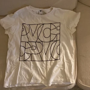 Vit tisha  - Tisha från visual project. Helt ny och har aldrig kommit till användning. Har endast testat den