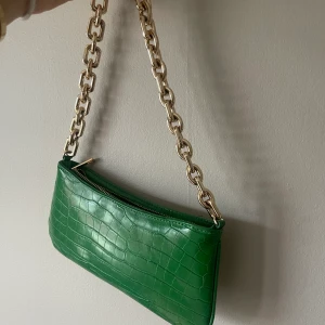 Mini väska - Typ den perfekta party-väskan ifrån Zara! Kedjan är ej i plast utan är i typ metall(?? Ingen aning) och är tung. Liten men rymlig väska som får plats med allt man behöver ha med för en utgång😁😇