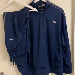 Blå Adidas Original X Alexander Wang Tracksuit Size: L men sitter som M Cond: 6,5/10