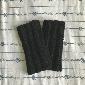 Virkade vantar  - Ett par svarta virkade vantar. Om man vill ha hjärtan på som de andra så säg gärna till!!! Säljer för 130kr+frakt