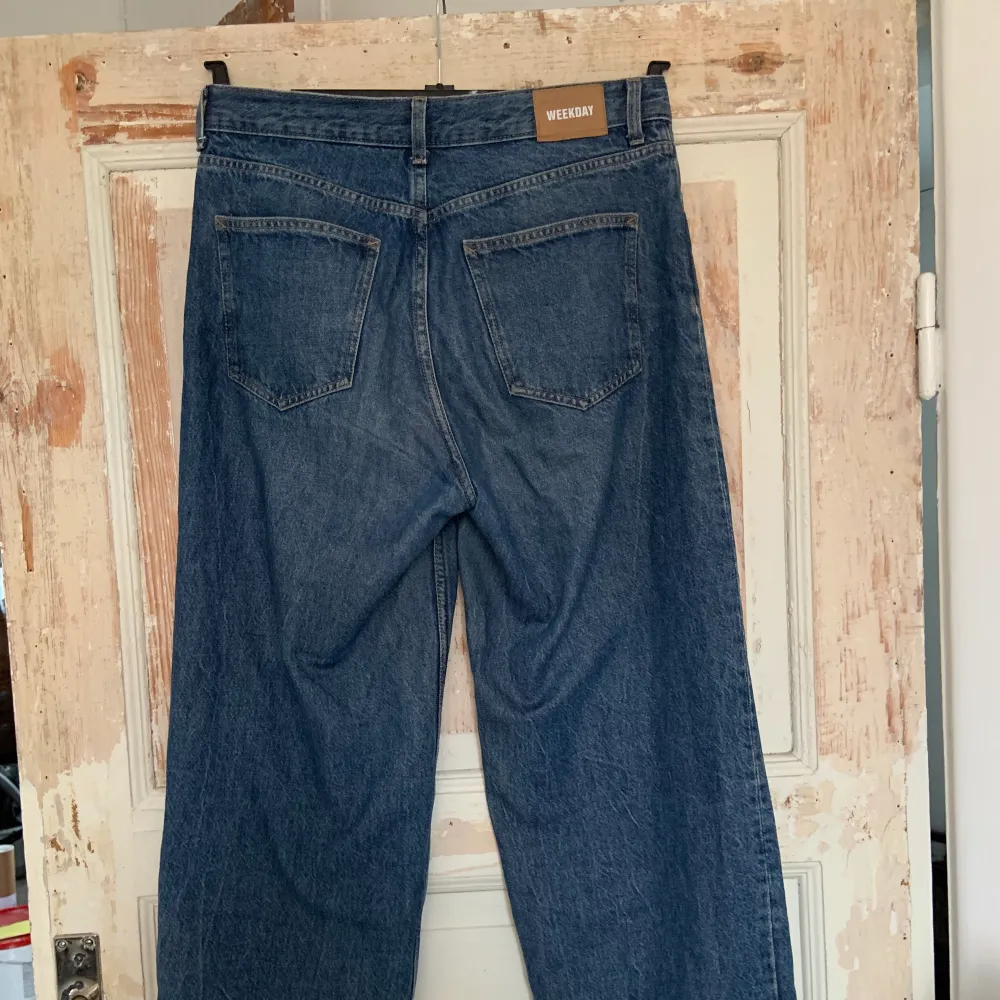 Baggy jeans från Weekday i modellen Rail!  Storlek 25/30 men passar även större och mindre storlekar beroende på hur man vill att de ska sitta!☺️ Köparen står för frakten!🚚. Jeans & Byxor.