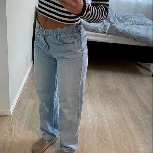 Zara lågmidjade raka mid size straight jeans - As snygga low waist jeans som jag säljer från Zara! Använda 3-4 gånger och har inga deffekter❤️ Skriv om ni har frågor! :) 