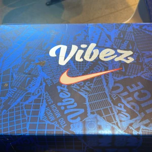 Knappt använde skor väldigt limiterade - 42.5 storlek kom med bud, skorna går ej att få tag på