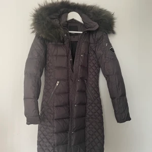 Rock and blue jacka - Rock and blue vinterjacka med äkta päls, köpt för två år sedan men bara använd en vinter så är i nyskick! Typ brun jätte fin unik färg. Skriv privat för fler bilder eller frågor💗