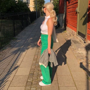 Gröna jeans från Zara - Gröna jeans från Zara i bra skick! Säljer då de tyvärr inte kommer till användning hos mig längre💚