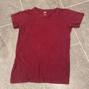 En vinröd T-shirt i strl 140 från lager 157. Fint skick⭐️