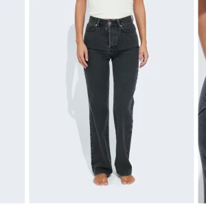 Jeans  - Svarta jeans från bikbok, storlek 24/32🥰 