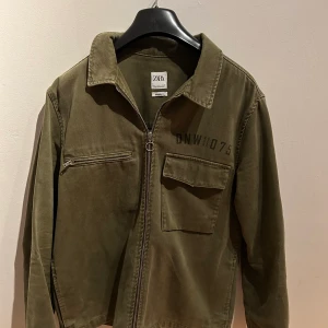 Zara jacka  - Säljer denna en zara jacka då jag ej andvänder den, andvänd ett fåtal gånger och är i fint skick! Jackan är i storlek L men passar även liks bra som M. (Pris kan diskuteras)  *frakt tillkommer  