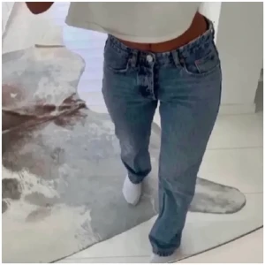 Zara - Säljer dem här mid Rise slutsålda byxorna från zara💕