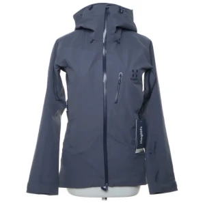 Haglöf skidjacka  - Säljer denna helt oanvända och PERFEKTA skidjacka från haglöfs. Lappen är kvar och den är så sjukt snygg, den är lite tight på mig och jag fick previs en ny så jag säljer denna nu lagom till vintern!❤️❤️