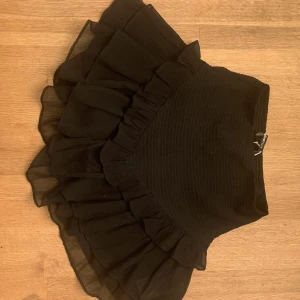 Gina Tricot kjol xs - Köpt i juni, aldrig använd så den är i nyskick.