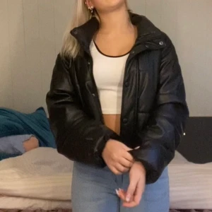 Zara jacka💕 - En jacka från zara, använt den men inte allt så mycket skråmor! De finns lite fel på den men inget som syns om man inte tittat noga. Bra Skick! Väldig varm nu till vintern. Jag säljer den för att jag växt ut den. Pris kan diskuteras! 💕💕