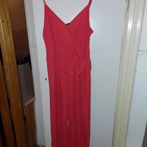 Byxdress/jumpsuit strl M - Alldeles ny jumpsuit/byxdress i strl M Prislapp sitter kvar på plagget