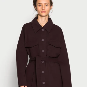 Alexia jacket - Säljer denna korta kappa i brun för den inte används. Det är i vädligt bra skick. Nypris 599kr säljer för 200kr plus frakt. Skriv för mer bilder❤️